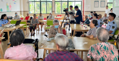 把手”教他们若何分辨正轨保健食物